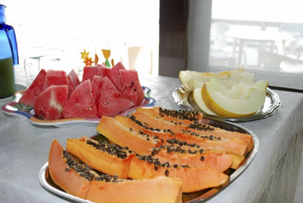 FROKOSTt: Papaya og melon er en viktig del av frokosten.
