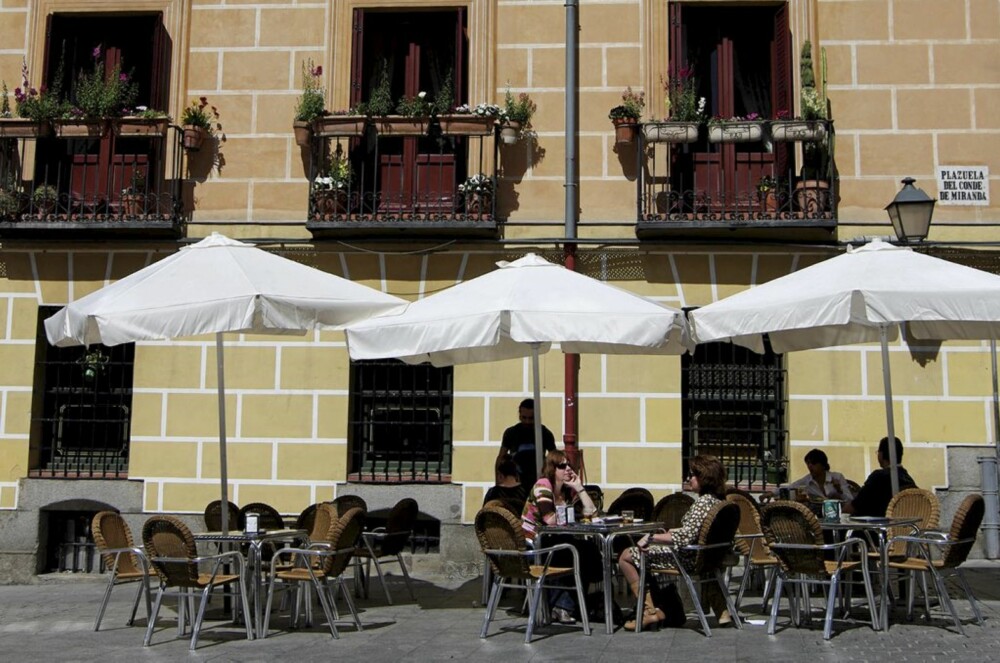 TORG: Madrid har mange koselige brosteinstorg. Sett deg ned, ta en kaffe og nyt livet.