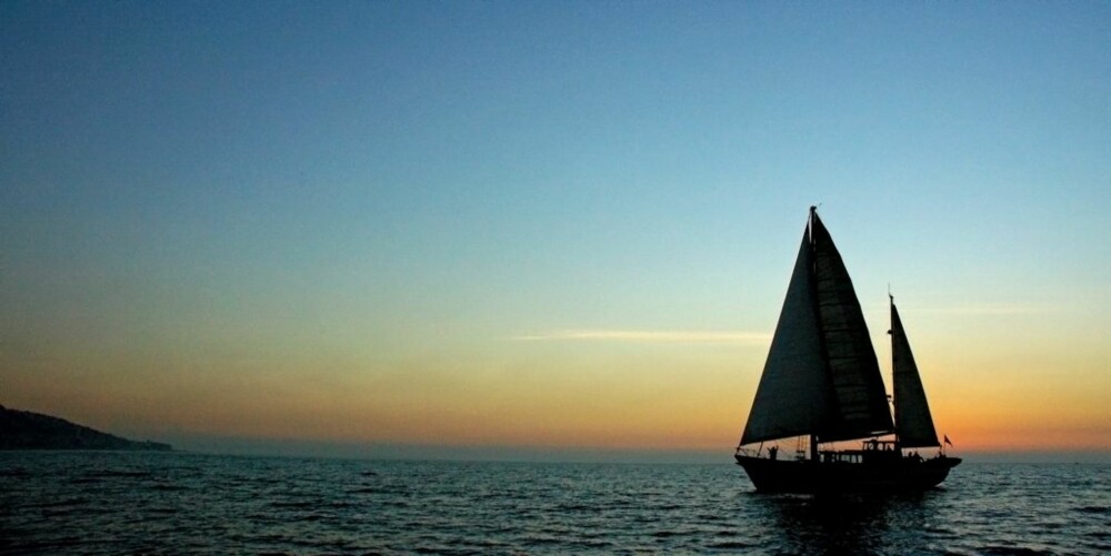 ROMANTISK: Du får trolig ett av ditt livs mest romantiske øyeblikk ombord på en seilbåt i bukten Table Bay i Cape Town ved solnedgang.