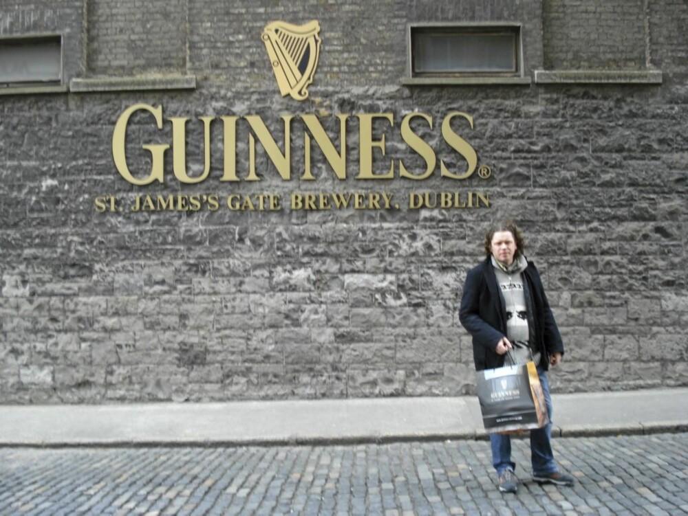 SHOPPING: Det er nesten ikk emåte på hvor mange effekter med Guinness du kan kjøpe på Guinness Storehouse.