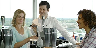SKÅL: TA den en pint i baren på toppen av Guinness Storehouse.