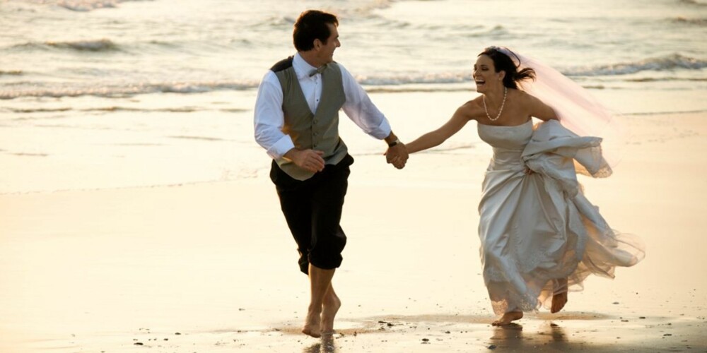 ROMANTISK: Vil du løpe barfot med mannen din på stranda? Da bør du gifte deg i utlandet!