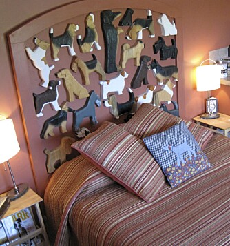 HUNDESENG: De hundeglade hotelleierne er besatt av hunder. Inne på rommene er det ikke tilfeldig at sengegavelen er dekorert med hundefigurer.