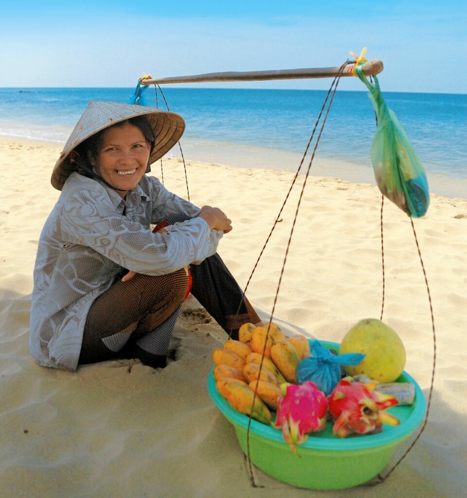 VIETNAM: En strandselger i Phu Quoc, Vietnam.