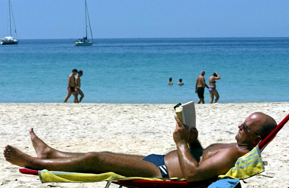 THAILAND: Thailand er og blir en av de eksotiske vinterfavorittene. Her slapper en turist av på Kata beach i Phuket, sør i Thailand.