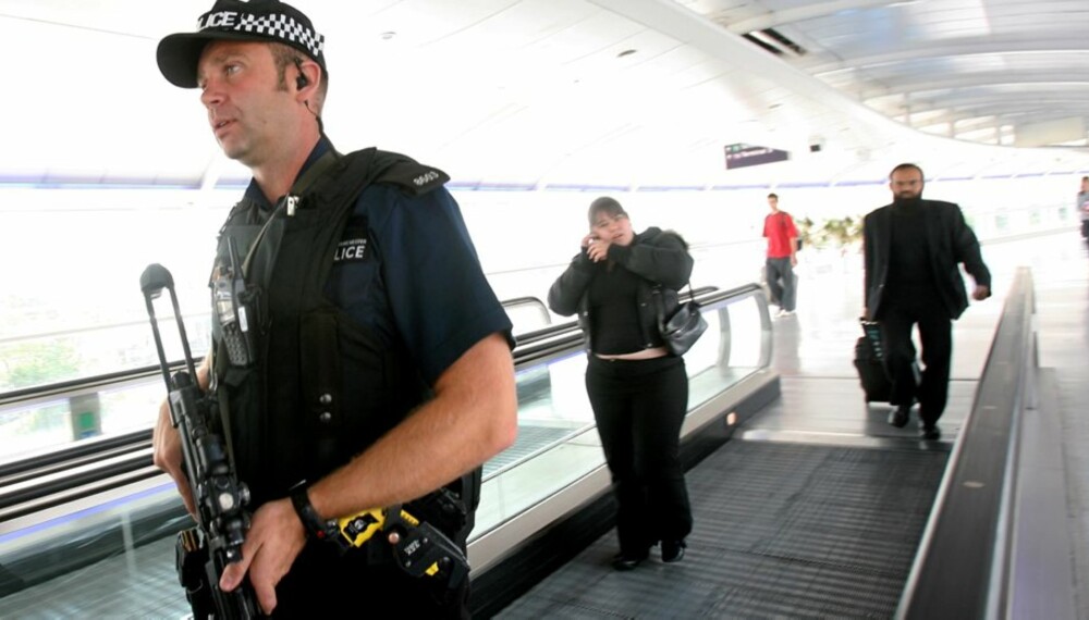 LUKTET LUNTA: Myndighetene stusset over «turistens» historie. Bildet er fra en tidligere politiaksjon på flyplassen i Manchester.