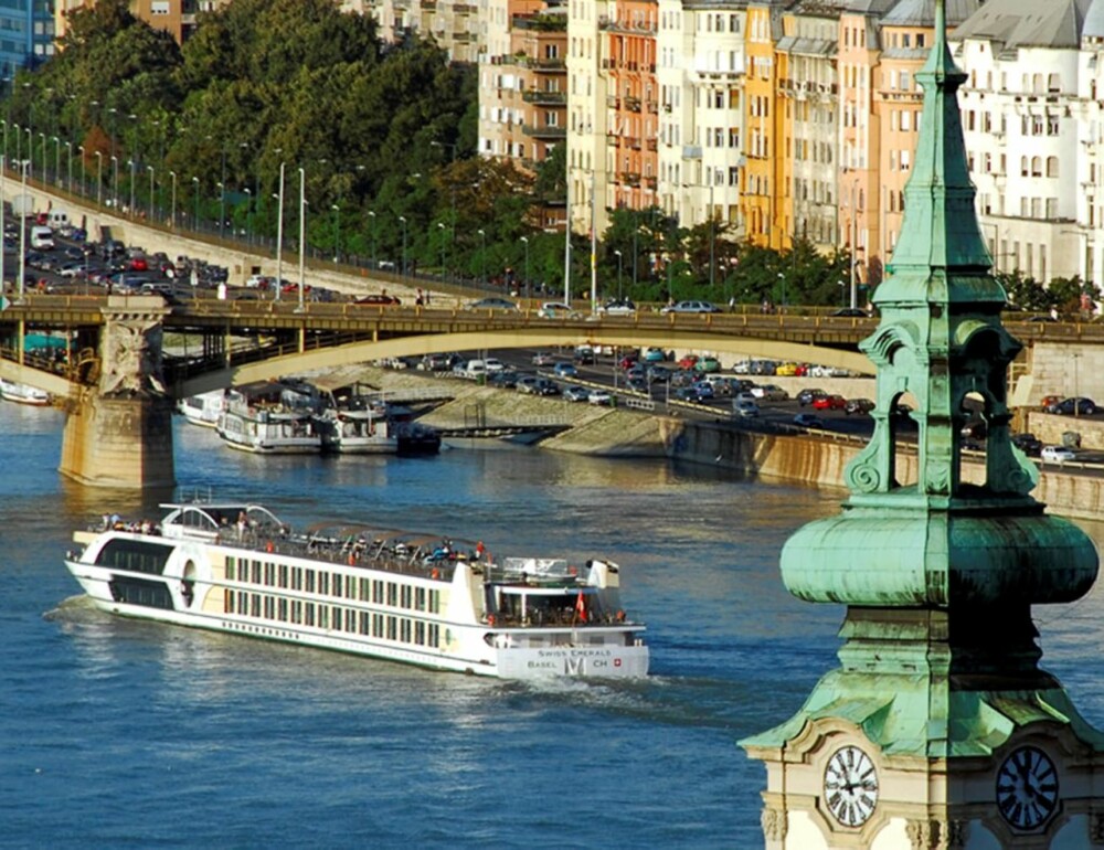 ELVECRUISE: Du kan gjøre et kupp - blant annet på elvecruise. Her er cruisebåten "MS Swiss Emerald" på europeisk elvecruise i Budapest.