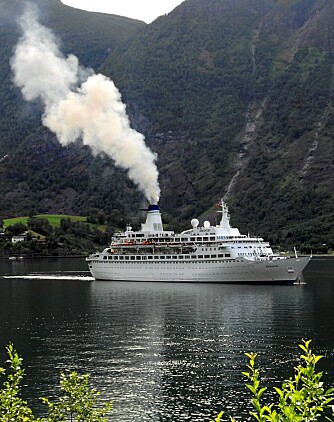 FLÅM: Her forlater cruise-skipet Discovery det norske tettstedet Flåm i 2007.