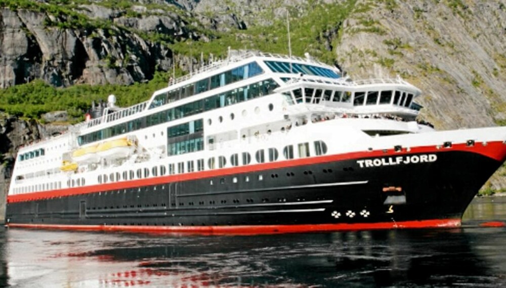 Skutesidene i sort, rødt og hvitt er et kjært syn langs Norges kyst. Her ser vi hurtigruteskipet Trollfjord.