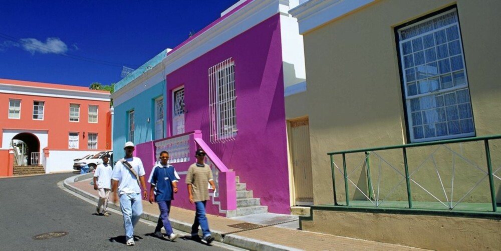 SJARMERENDE: Bydelen Bo-Kaap er kanskje Cape Towns mest sjarmerende distrikt med trange brusteinsgater og fargesprakende bebyggelse.