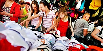 RUSSERMARKED: Det russiske markedet byr på et rikt utvalg av kvinneklær over bordet, og mer tvilsomme varer under.