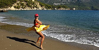 TYRKIA: Etterspørselen på reiser til Tyrkia øker for hvert år som går. Det virker som alle vil til Tyrkia i år. Her en turist som danser på stranden i Olympos, vest for Antalya i september.