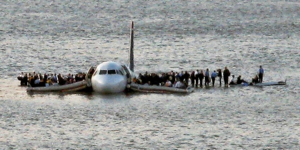 OVERLEVDE: Alle de 150 passasjerene slapp fra det med livet i behold etter nødlandingen på Hudson elven. Flyet de satt i, en US Airways Airbus 320, fikk begge motorene ødelagt etter en kollisjon med fugler torsdag 15. januar, 2009.