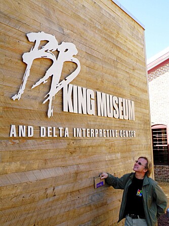 BLUESENS ALTER: Her står jeg i B.B. Kings hjemby Indianola, Mississippi. Her er det blitt reist et lærerikt, interaktivt museum til ære for byens store sønn. Om bluesen har et alter, er det dette.