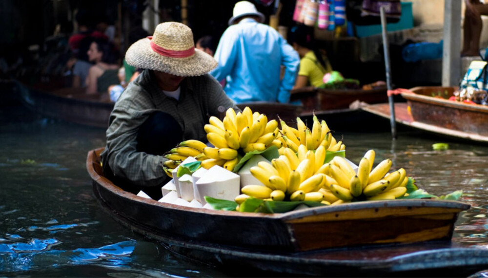 FLYTENDE MARKED: En mann selger bananer fra båten sin på The Floating Marked i Bangkok.