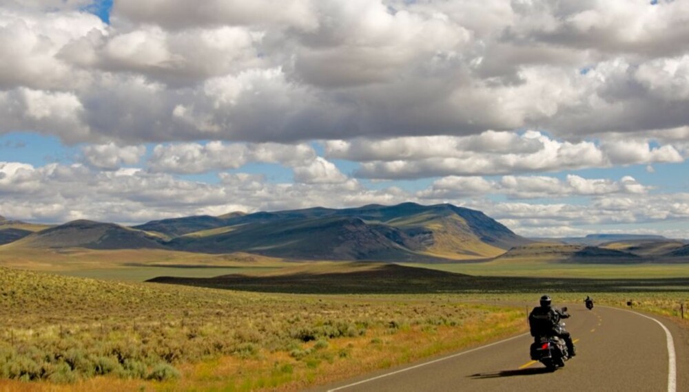 KANSKJE USA? Her er i hvertfall et par ensomme bikere i Oregons høytliggende ørken.