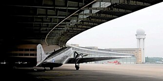 LEGGES NED: Terminalbygningen til verdens mest spesielle flyplass, Tempelhof, er stor nok til at flyene kan takse innendørs og parkere. Snart legges flyplassen ned.