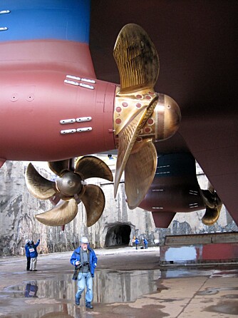ALT ER SVÆRT: MAn aner dimensjonene når en voksen mann sammenlignes med skipets propeller.