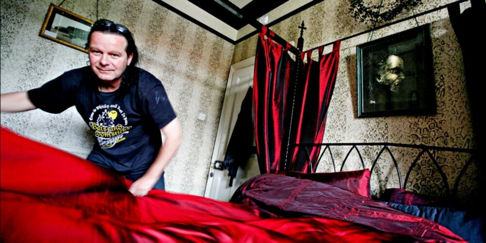 MØRKETS FYRSTE: Kevin Riley på "The Bats and Broomsticks Gothic Guesthouse" sørger for at neste gjest også får en god natts søvn.