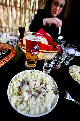 VORSPIEL: Utelivsguide Magdalena Kordas med en klassisk polsk meny: Øl, vodka og sild med løk.