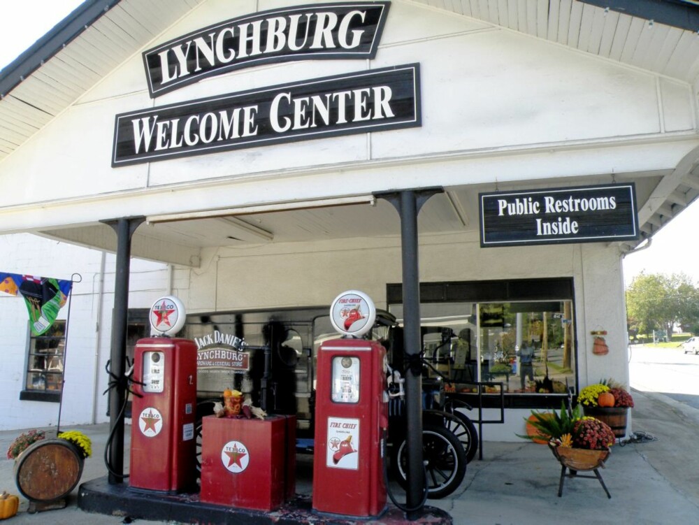 FORUNDERLIGE LYNCHBURG: I lille Lynchburg lever folk enten av å jobbe i hjørnesteinsbedriften Jack Daniel Distillery eller av å selge turistartikler basert på Jack Daniel's.