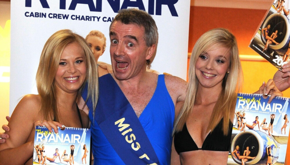 KASTET KLÆRNE: Michael O'Leary poserer sammen med to av jentene som er avfotografert i Ryanairs årlige kalender. Her er han sammen med Charlotte fra Bristol og Ingrid fra Dublin.