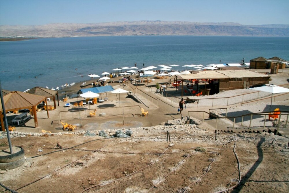 BADEMEKKA: Fasilitetene på det populære badestedet Nahal Kalya ved nordvestenden av Dødehavet må flytte etter når stranden en dag ligger for langt vekk.