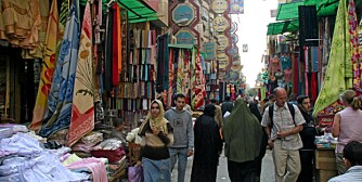MARKED I KAIRO: Vesker, sko, gull, glitter og glam. På markedet i Kairo kan du gjøre et kupp, eller bli rundlurt.