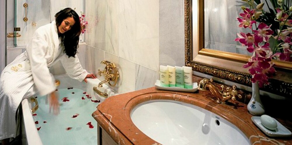 KVINNELUKSUS: På Hotel Ritz i Madrid finnes det en egen stol i dusjen som kvinnelige gjester kan sitte på når de barberer leggene.
