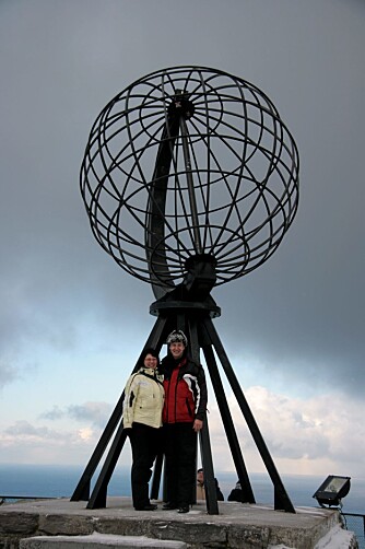 TURISTER I NORGE: Det tyske ekteparet Peter og Ilina foran globusen, Nordkapps kjente symbol.
