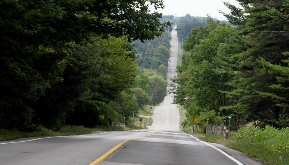 SMALERE OG SMALERE: Bilturen starter i kjempemetropolen Toronto, Canadas største by. Men etter hvert som du kjører nordover i Ontario på leting etter Little Norway, blir veien smalere og smalere, skogen tettere og tettere.