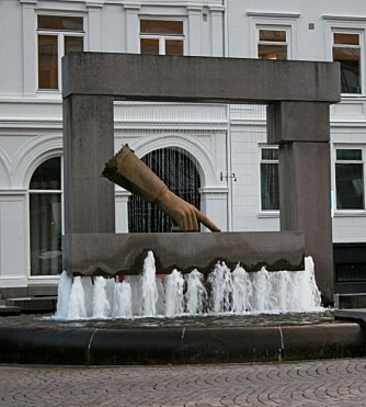 DYSTER FORTID: På Kristiania Torg står det i dag en skulptur. Før var dette et sted for halshugging.