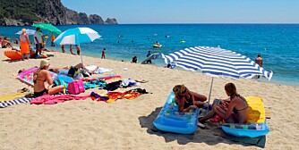 KLATREREN: Tyrkia er sommerens solide klatrer. Her koser ferierende seg på stranden i Alanya.