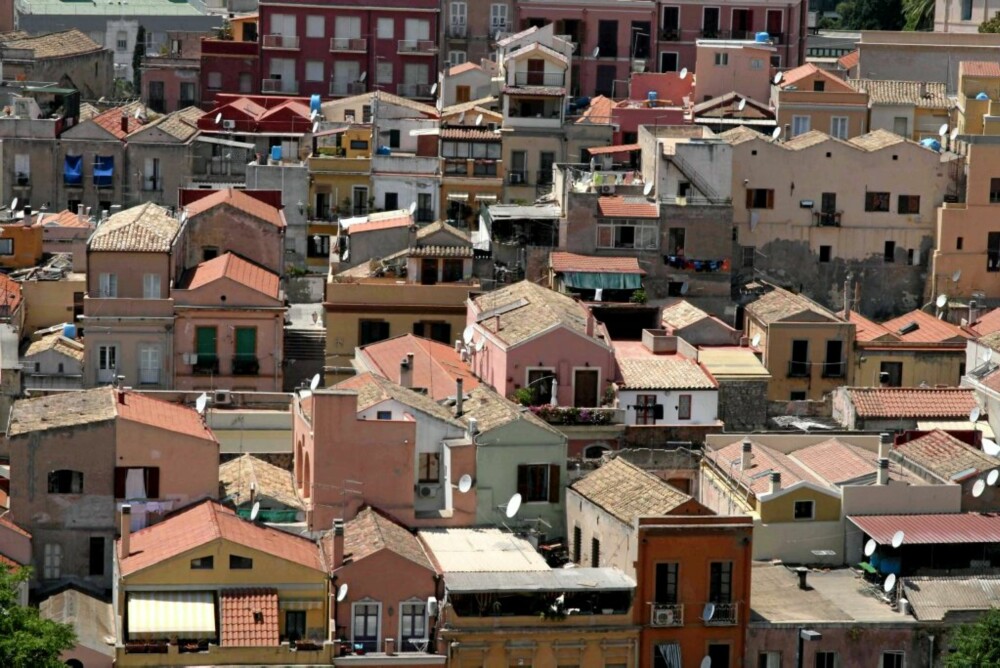 TETT I TETT: Utsikt fra gamlebyen i Cagliari.