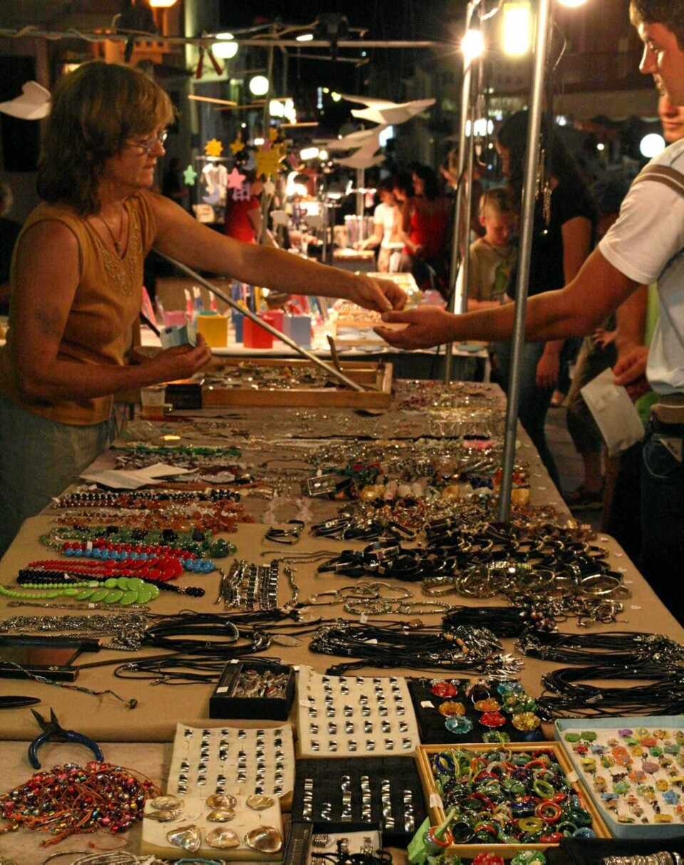 NATTELIV: Når mørket faller på i santa Teresa di Gallura, settes nattmarkedet opp.