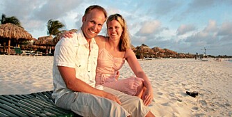 SOLNEDGANG: Svenske Jørgen og Sofia Larsson er på bryllupsreise på Aruba.