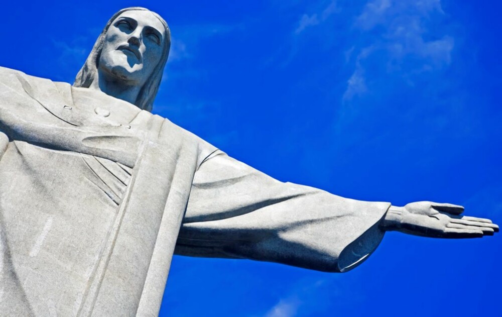 KRISTUS-STATUEN: Den velkjente Kristus-statuen skuer utover Rio de Janeiro fra sin plass på toppen av Cocoradofjellet.