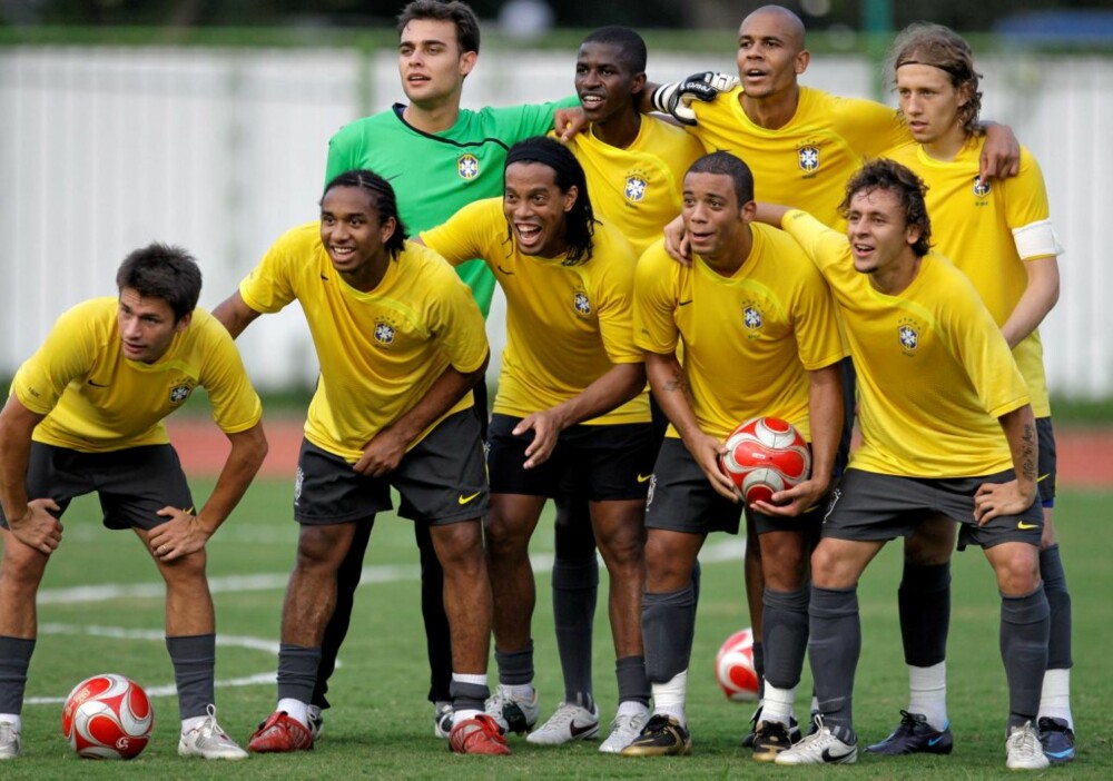 BRASILIANSK FOTBALL: Om du er fotballinteressert eller ikke vil trolig en fotballkamp i Brasil være underholdende uansett. Her er Ronaldinho og co under trening i OL i Beijing i år.