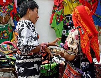 MARKED: San Felipe-distriktet i Panama har slitte, regnbuefargede kolonibygninger, folksomme torg og lystige salsabarer.