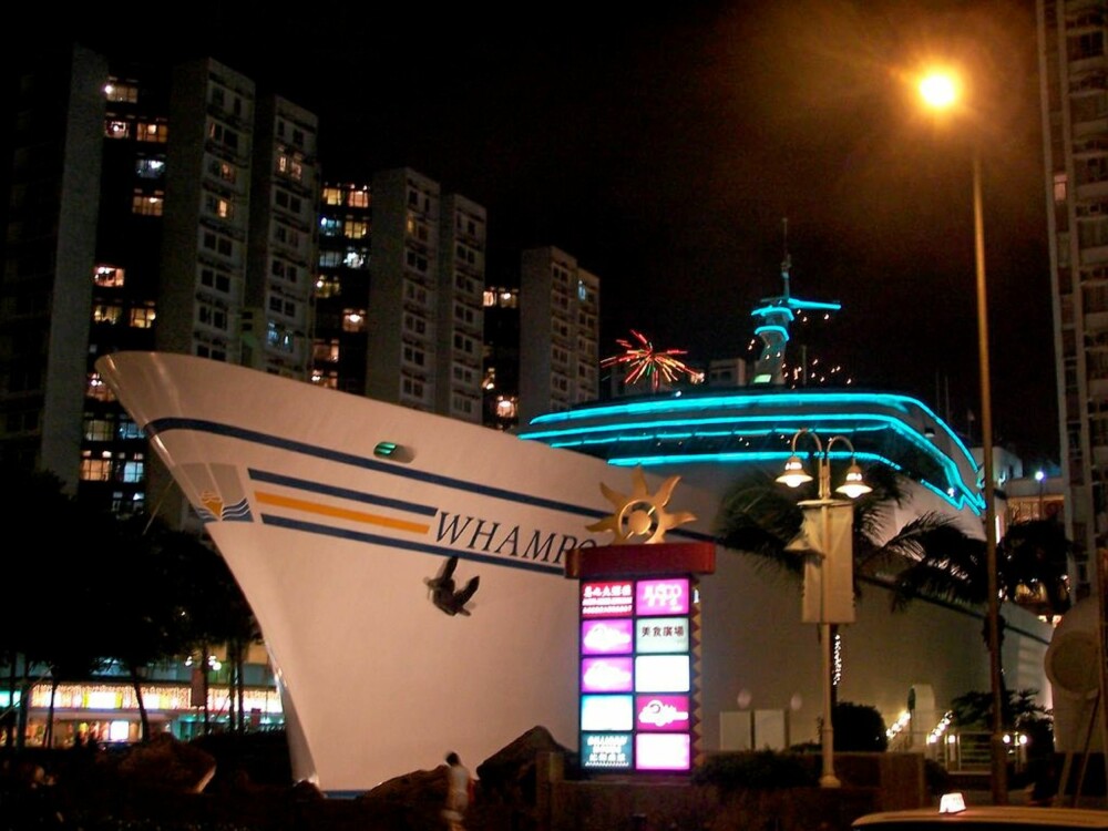 SHOPPINGSENTER: Det store skipet som ligger strandet midt i Hong Kong er faktisk et kjøpesenter.