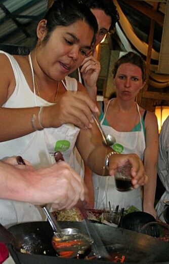KOH LANTA: Kokkelærer Sugar ved Time for Lime på Koh Lanta viser deg hvordan du lager vårruller og tom yam-suppe.