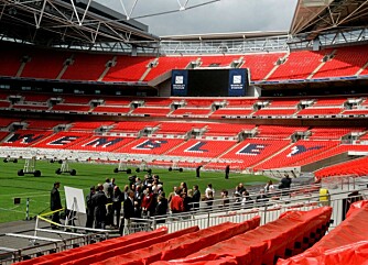 Majestetiske Wembley Stadium med plass til ca. 100 000 tilskuere er en stor opplevelse for alle fotballinteresserte. Her er det den intarnasjonale olympiske komité som er på inspeksjon i mai i år, med tanke på London-OL i 2012.