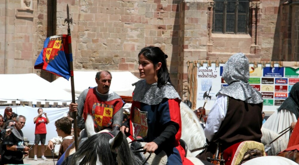 FARGERIKT: Bolde riddere og fagre jomfruer på hesteryggen.