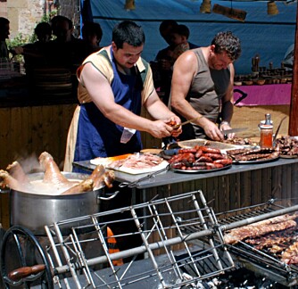 ETEGILDE: All slags kokt og grillet mat serveres under festivalen.