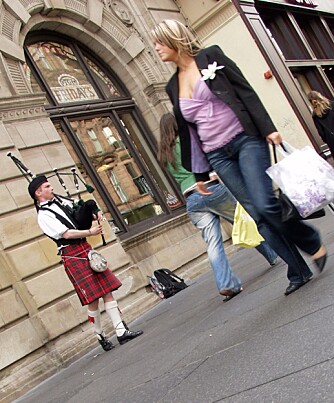 SEKKEPIPE: I Glasgow kan du shoppe til sekkepipemusikk