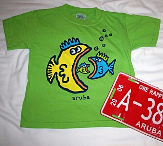 KUPP: Fargerike T-skjorter eller de karakteristiske One happy island-bilskiltene er ellers populære suvenirer.
