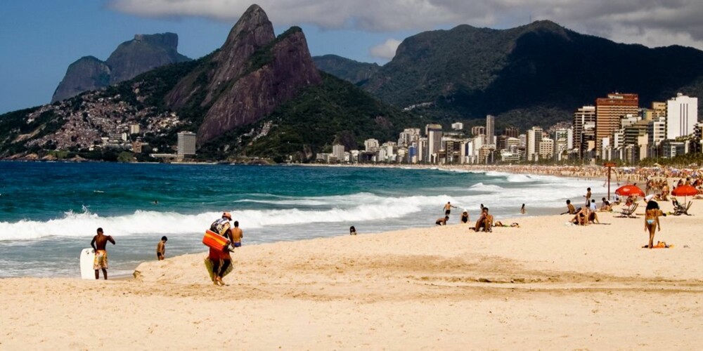 BADESTORBY: Ipanema Beach i Brasil har kritthvit strand og Atlanterhavets brusende bølger.