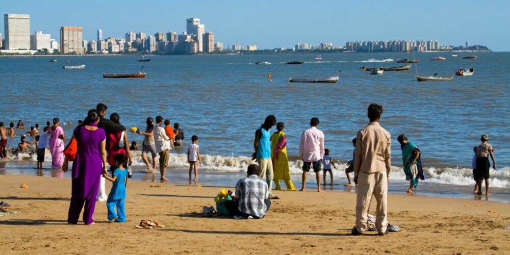 IKKE BADESTRAND: Chowpatty Beach i Mumbai egner seg for soling, men er ikke mye til badested da vannet er vedlig skittent.