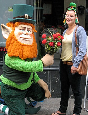 SJARMTROLL: Her frir er leprechau, en irsk alv, til en av mange turister rusler gjennom Temple Bar.