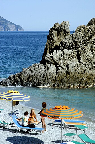 SOL OG BAD: Både i Monterosso og Vernazza er det fine bademuligheter. Og en dukkert og en rast i solsteken gjør godt for en sliten fotturist.